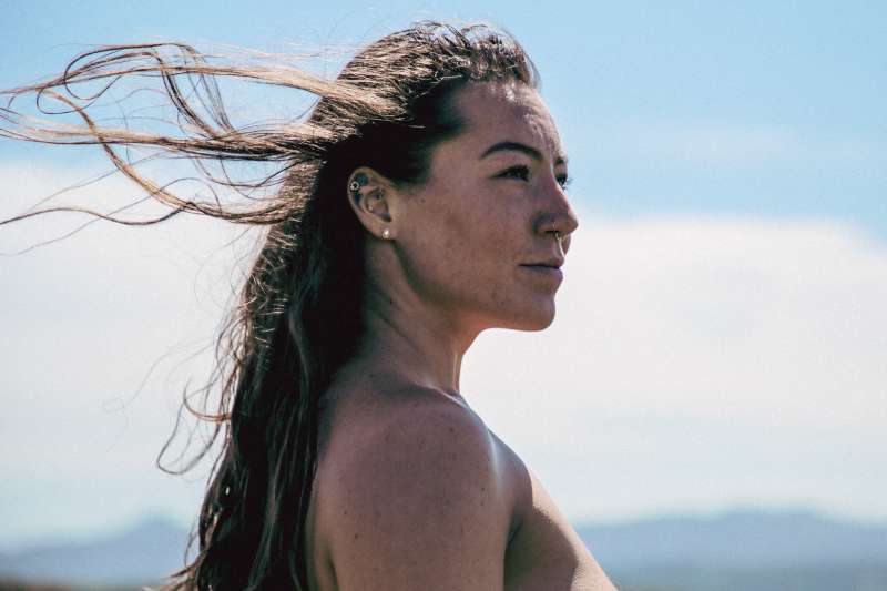 Nago, samotnie i do domu daleko...